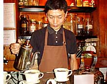 コーヒーを入れるオサムさん
